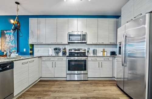 Downtown Decatur Apartment | Jungle on the Square – Luxury 1BR w/Rooftop Lounge, Pool & Gym Access