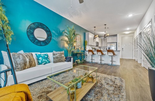 Downtown Decatur Apartment | Jungle on the Square – Luxury 1BR w/Rooftop Lounge, Pool & Gym Access
