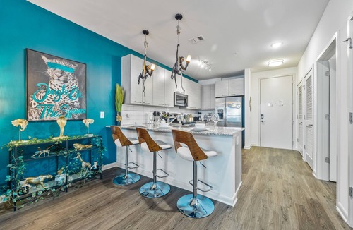 Downtown Decatur Apartment | Jungle on the Square – Luxury 1BR w/Rooftop Lounge, Pool & Gym Access