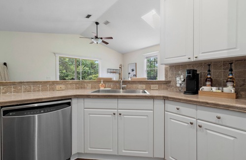 Old Jupiter Beach Road House | Jupiter's Beacon Villa. Less than 2 miles from the beach in the heart of Jupiter