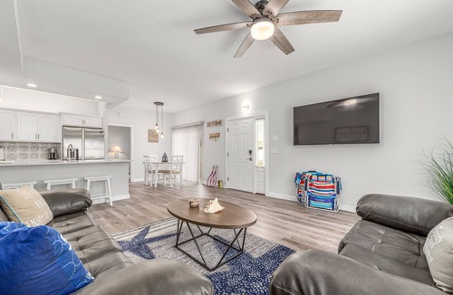 Bella Vista Condo | JupRent's - Coastal Paradise - 2Bed/2Bath - Close to All - Beach, Golf, Fishing