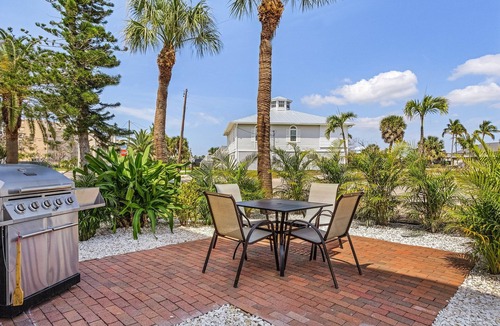 Mid Island Apartment | JUST STEPS TO THE BEACH - CASA BELLA "A" - 3 bed/3 bath - Sleeps 6