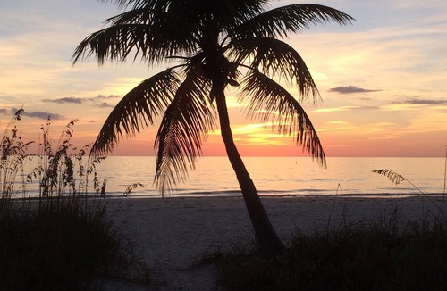 Mid Island Apartment | JUST STEPS TO THE BEACH - CASA BELLA "A" - 3 bed/3 bath - Sleeps 6