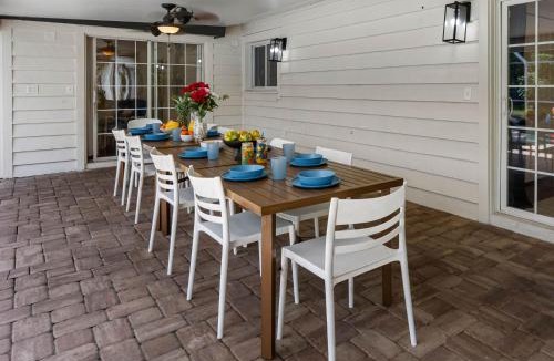 Clearwater House | Just Wow! Luxury & Huge Heated Pool & Spa Home!