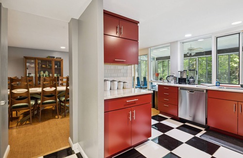 Ashley Oaks House | KABINO: Mid-Century Modern with Floor to Ceiling Pine Views