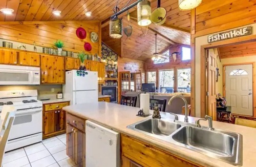 Foxfire Estates Cabin | Katahdin Cabin, tranquil n rustic with inside hot tub, close to town! Romantic!