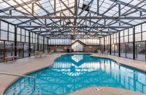 Sevierville House | Kate's Cabin - 3 min to Dollywood! Cabin with Hot tub, Game Room, and Resort Pool!