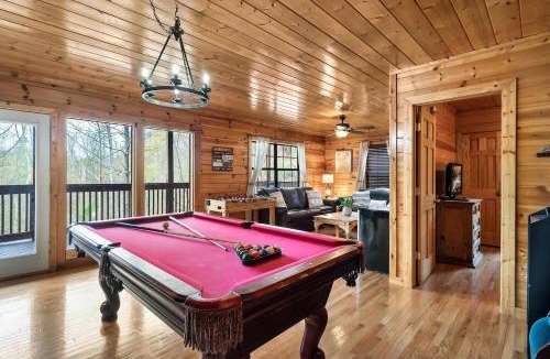 Sevierville House | Kate's Cabin - 3 min to Dollywood! Cabin with Hot tub, Game Room, and Resort Pool!
