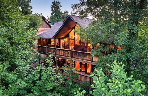 Sevierville House | Kate's Cabin - 3 min to Dollywood! Cabin with Hot tub, Game Room, and Resort Pool!