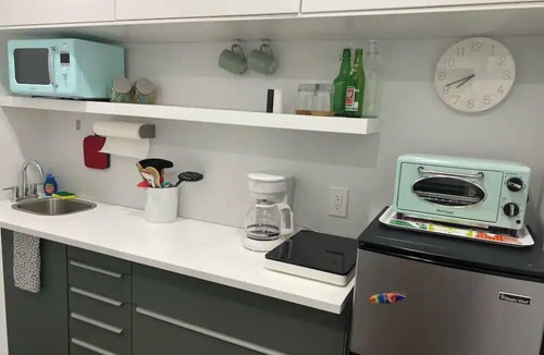 South Palm Park Neighborhood Association Apartment | Keep it simple at this peaceful and centrally-located unit on Palmway.