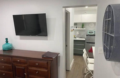 South Palm Park Neighborhood Association Apartment | Keep it simple at this peaceful and centrally-located unit on Palmway.