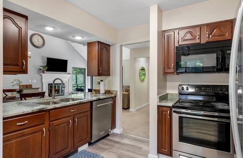 Salem House | Keowee Key Townhouse- Lake, great deck, outdoor firetable & CLEMSON FOOTBALL!