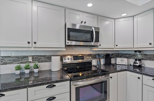 Gulf Gate Woods House | KEY DREAMS-LARGE HEATED POOL-3 BR-10 MIN TO SIESTA KEY-SLEEPS 8-GULF GATE