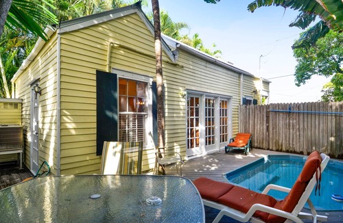Historic Seaport House | Key Lime Pie by AvantStay | Ideal Location w/Splash Pool & Out Door Dining