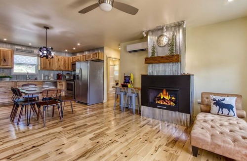 Chalet Village North Ski Chalet | Key Lime Pie, Hot Tub,WIFI, FREE tickets each paid day!