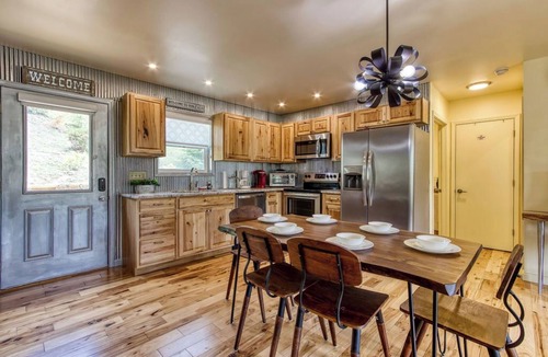 Chalet Village North Ski Chalet | Key Lime Pie, Hot Tub,WIFI, FREE tickets each paid day!