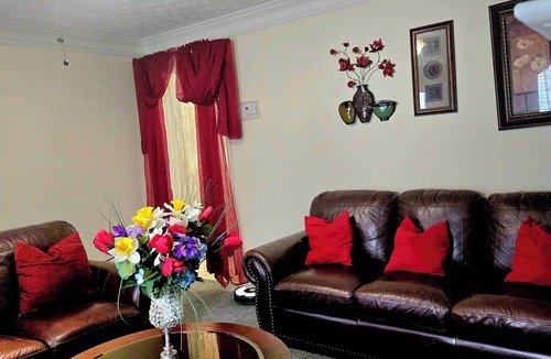 Snellville House | Kids Friendly 3b/2.5bts Hi- speed WiFi with stairs, Near shops and Restaurants.