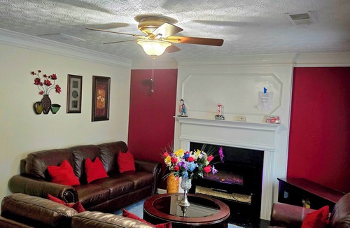 Snellville House | Kids Friendly 3b/2.5bts Hi- speed WiFi with stairs, Near shops and Restaurants.
