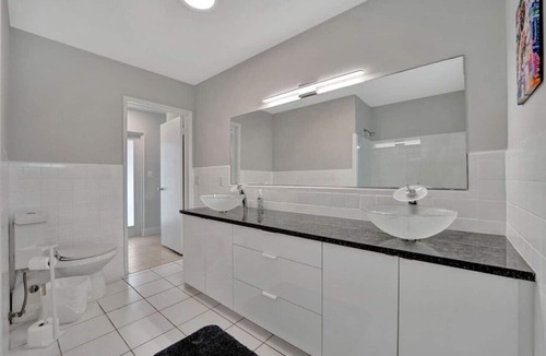Lighthouse Point Apartment | King 1BD w/ Pool, Grill, Near Beach & Downtown