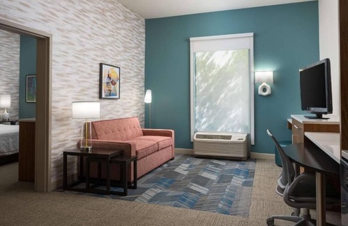 North Charleston Hotel | King 1BR Suite w/Kitchenette, Pool & Gym Access | 3mi to Charleston Int'l Airp