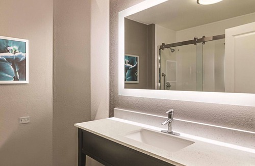 Orlando Hotel | King Bed Deluxe Suite, Pool View at La Quinta Inn by Wyndham Orlando UCF