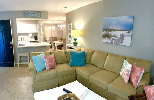 Demere Park Condo | King bed, downstairs, 2/2, updated and spotless!