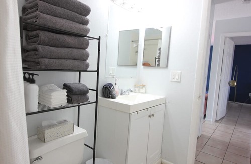 North Sarasota Apartment | King bed Ed Smith Stadium