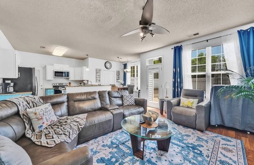 Steele Creek House | King Bed - Hot Tub - Fenced Yard - Near Carowinds