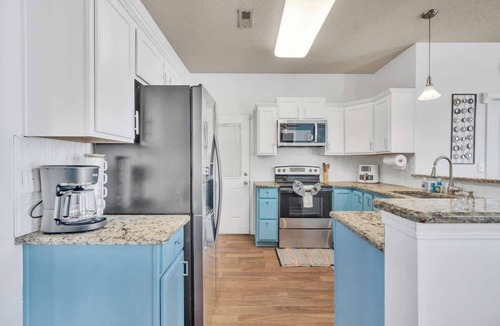 Steele Creek House | King Bed - Hot Tub - Fenced Yard - Near Carowinds
