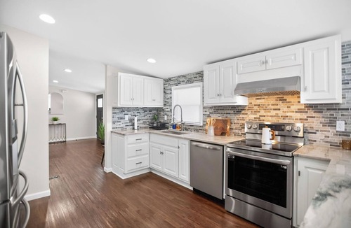 Horse Shoe House | King-Bed & Large Kitchen Retreat Near Ecusta Trail