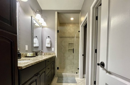 Biddleville House | King Bed Master Suite Near Uptown