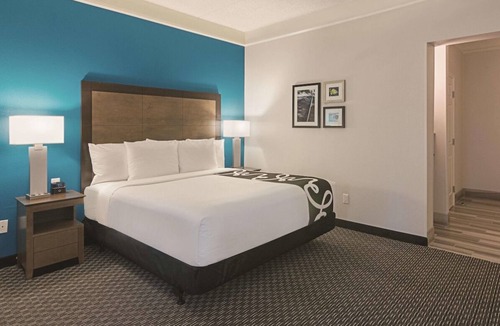 Orlando Hotel | King Bed, Non- Smoking at La Quinta Inn & Suites by Wyndham Orlando UCF