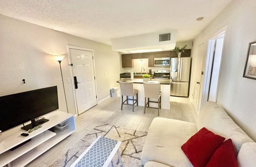 Riviera Bay Condo | King Bed, Remodeled, Pool & Hot Tub Near Beach.