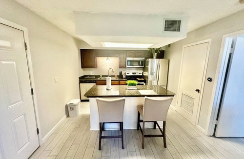 Riviera Bay Condo | King Bed, Remodeled, Pool & Hot Tub Near Beach.