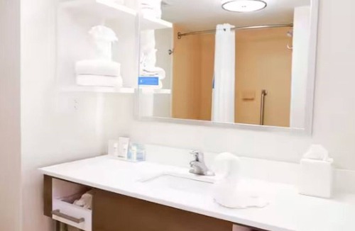 Wesley Chapel Hotel | King Bed Room w/SofaBed + Complimentary Breakfast