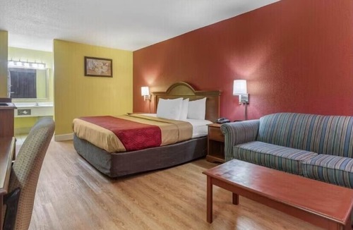 Douglas Hotel | King Bed Room w/Swimming Pool Near WWII Museums