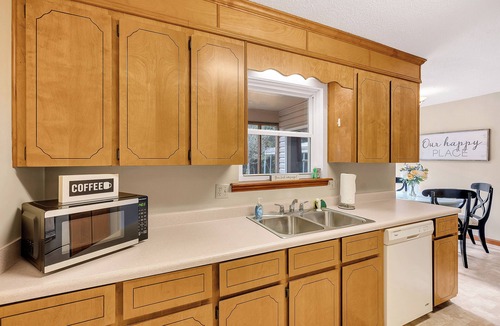 Warner Robins House | King Bed, Screened Porch, Covered RV parking & Garage! Great for extended stays