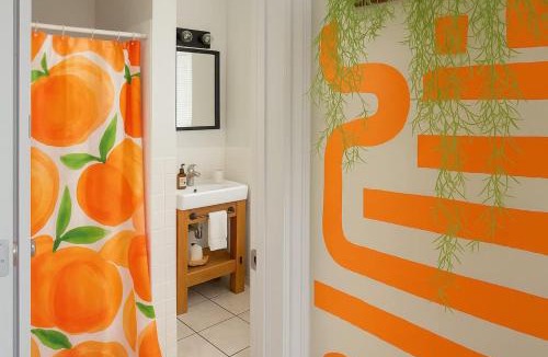 Gayborhood House | King Bed Sleeps 3 2 Beds Walkable Cozy