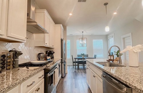 North Charleston Villa | King Bed w/Great Location, 15 Min to Downtown