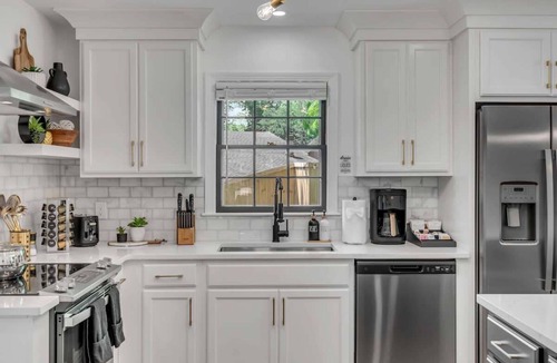 North Charleston House | King Beds-Fire Pit-Minutes to Downtown & Beaches