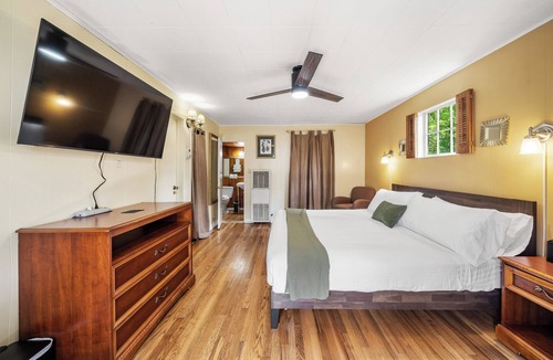 Hendersonville Hotel | King Deluxe Retreat | Hotel Stay