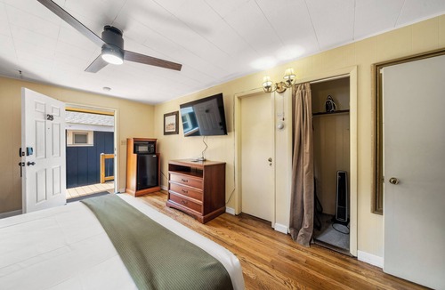 Hendersonville Hotel | King Deluxe Retreat | Hotel Stay