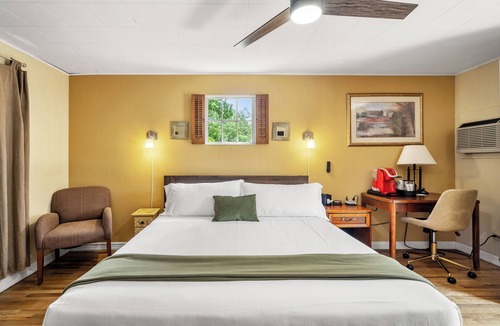 Hendersonville Hotel | King Deluxe Retreat | Hotel Stay