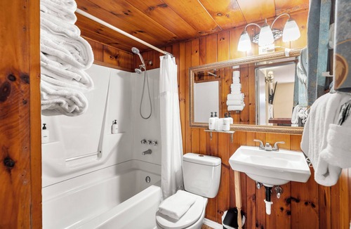 Hendersonville Hotel | King Deluxe Retreat | Hotel Stay