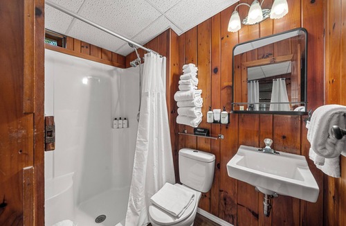 Hendersonville Hotel | King Hotel Cabin 5 minutes to DT Hendo & Flat Rock