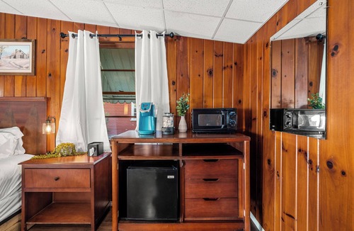 Hendersonville Hotel | King Hotel Cabin 5 minutes to DT Hendo & Flat Rock