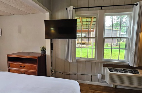 Hendersonville Hotel | King Room l Centrally-located