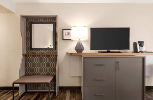 Airport North Apartment | King Room Near Airport Lakes Park Orlando ORL