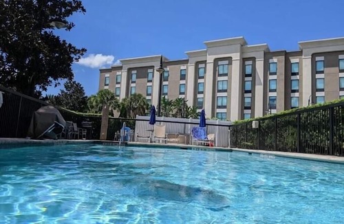Apopka Apartment | King Room Near Boston Lobster Feast ORL