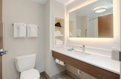 Apopka Apartment | King Room Near Boston Lobster Feast ORL